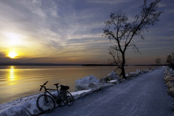 Route du soir au coucher du soleil