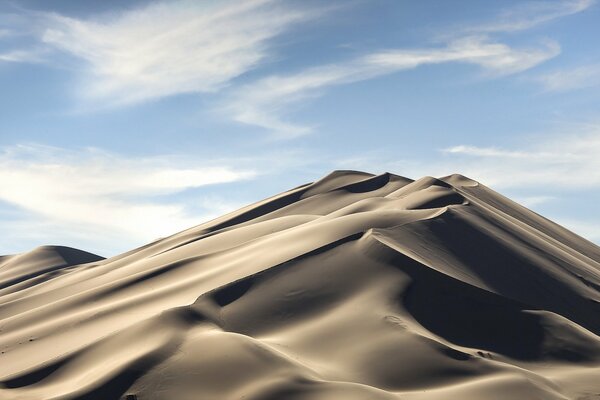 Montagnes de sable dans le désert. Dune