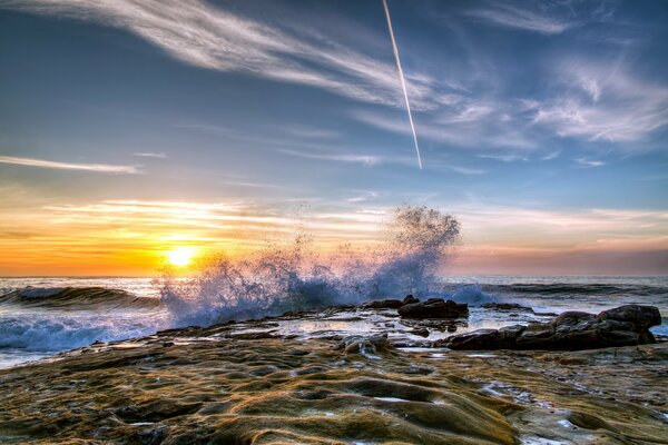 Strandlandschaft mit Wellen bei Sonnenuntergang