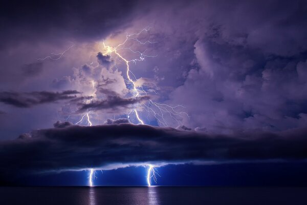 Cielo notturno con un fulmine in mare