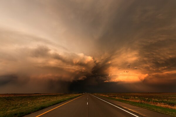 Dunkle Gewitterwolken über der Straße