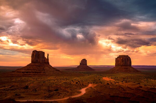 Czerwone niebo w Monument Valley