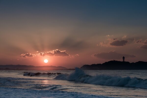 Onde alte al tramonto . Foto del giorno