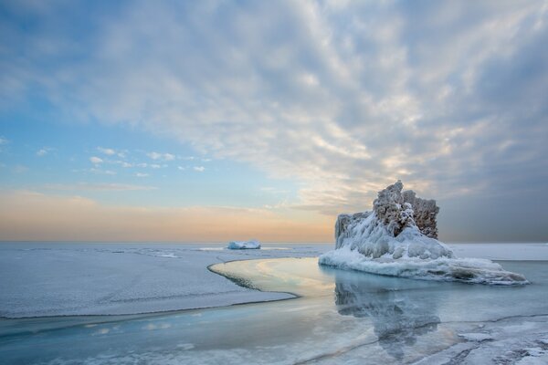 Paysage d hiver d un iceberg dans la neige