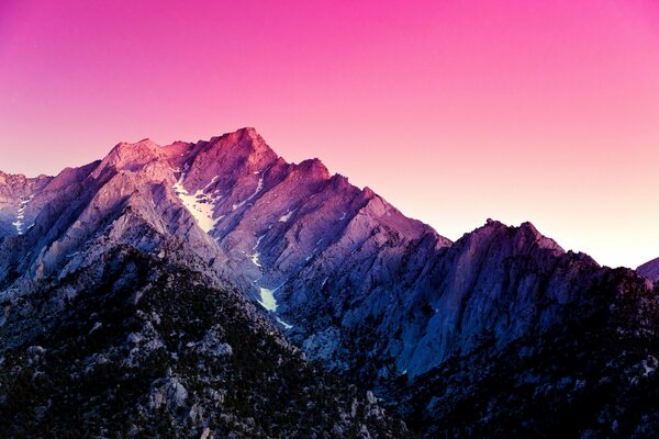 Crête de montagne sur fond rose