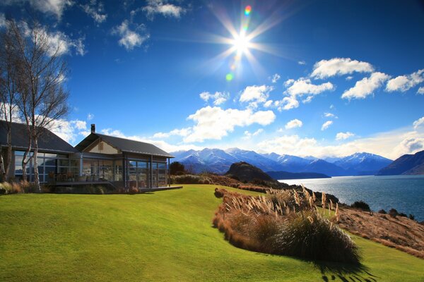 Casa en las montañas cerca del lago