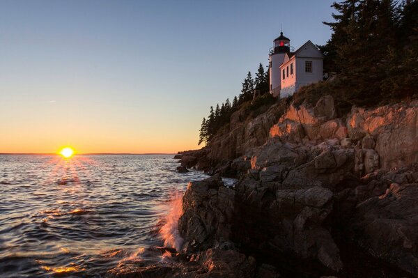 Sonnenuntergang am Meer und Schloss auf den Felsen