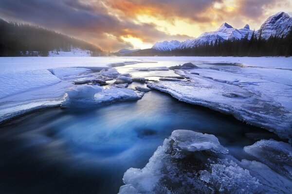 Pittura invernale fiume nel ghiaccio