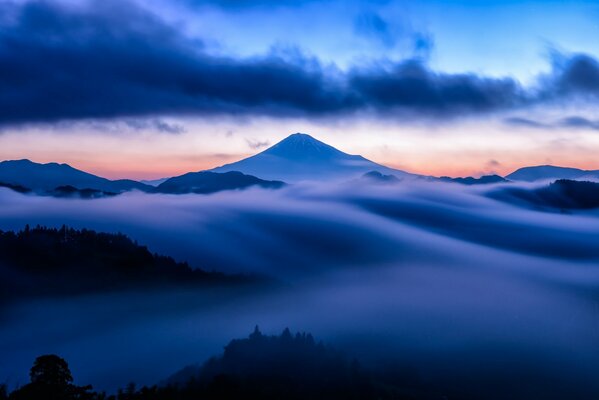 Un épais brouillard couvrit avec sa couverture bleue les sommets des montagnes