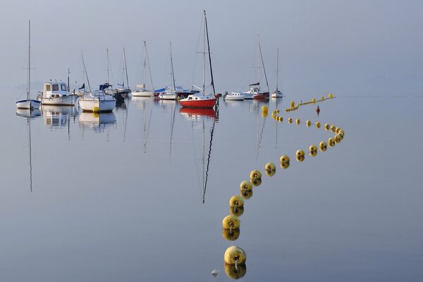 Diverse barche a vela e barche in mare