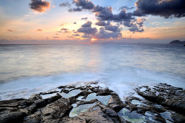 Paysage de coucher de soleil au bord de la mer
