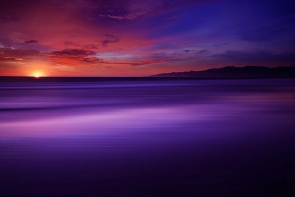 Фиолетовая гладь океана на закате