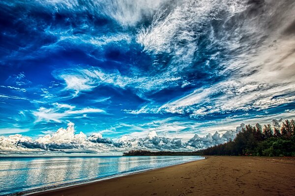 Beaux nuages au bord de la mer