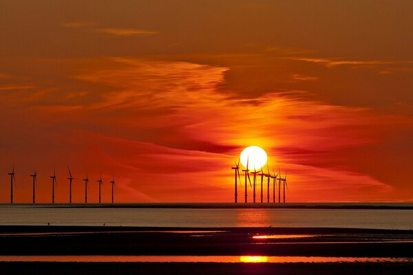 Puesta de sol roja en el mar