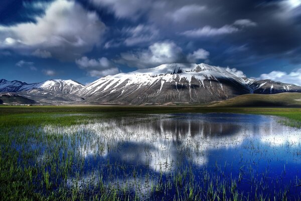 Paysage de plan d eau sur fond de montagnes