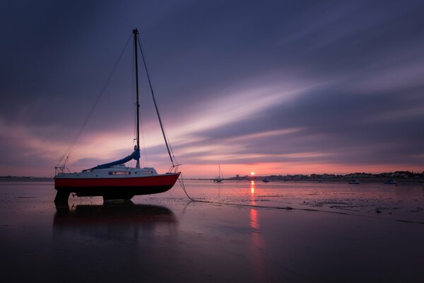 Bellissimo tramonto in riva al mare