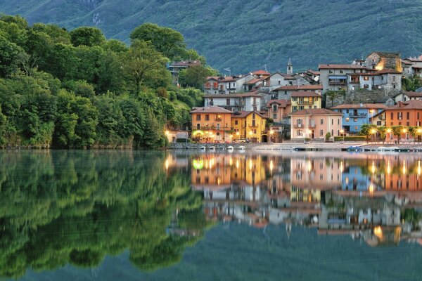 Lac Mergozzo dans la réflexion des bâtiments