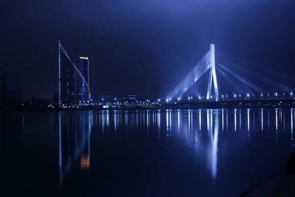 Puente sobre el río por la noche