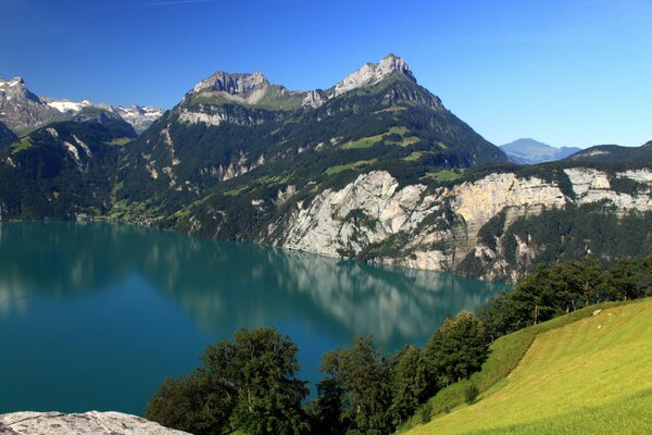 Lago azul en las montañas suizas