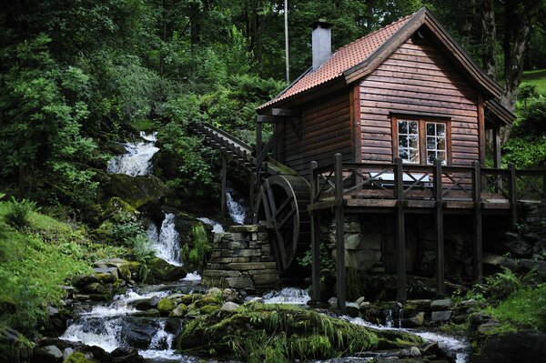 Maison en bois avec moulin à eau