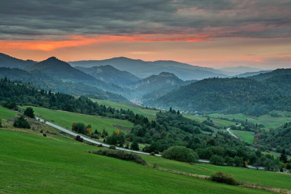 Рассвет над зелёными горами, словакия