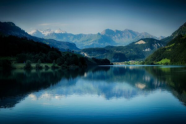 Miroir calme du lac sur fond de montagnes
