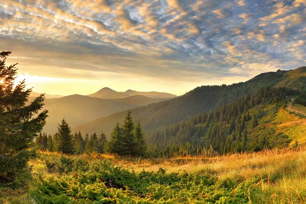 Berglandschaft mit Sonnenaufgang