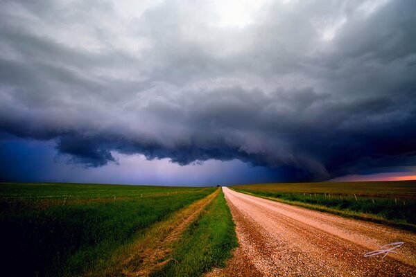 La strada parte in attesa di un temporale