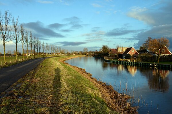 Holländisches Dorf neben dem Kanal