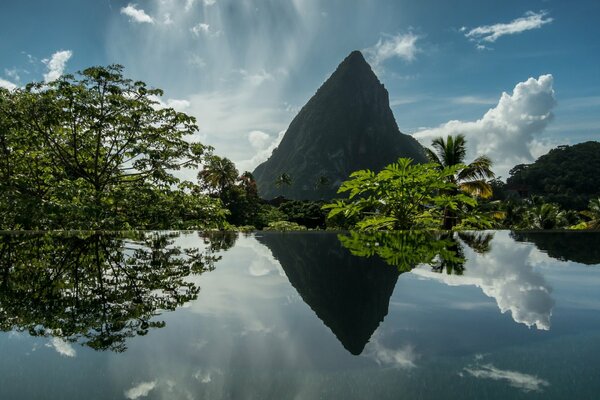 Unglaubliche Reflexion des Berges im Fluss