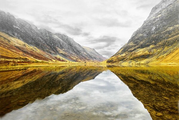 Lago en Escocia. Montañas reflejadas en el agua