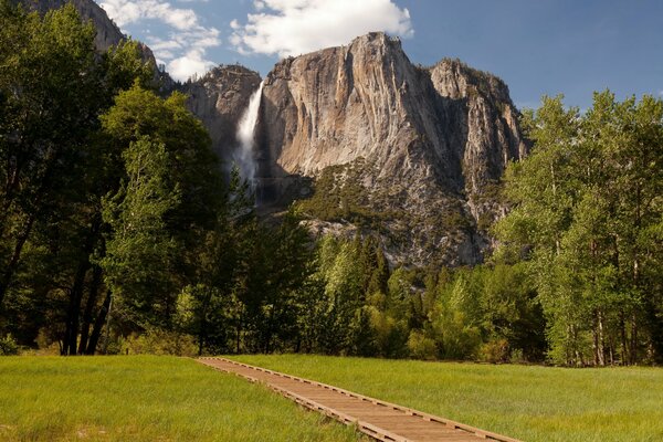 Natur in den USA Wasserfall in den Felsen