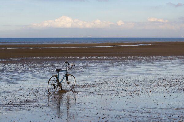 La bici si trova in riva al mare