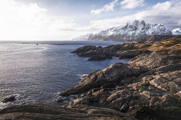 Felsige norwegische Küste am Meer