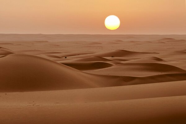 Солнце на горизонте бескрайней пустыни