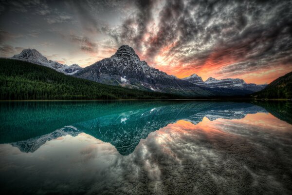 Reflet du coucher du soleil et des montagnes dans le lac