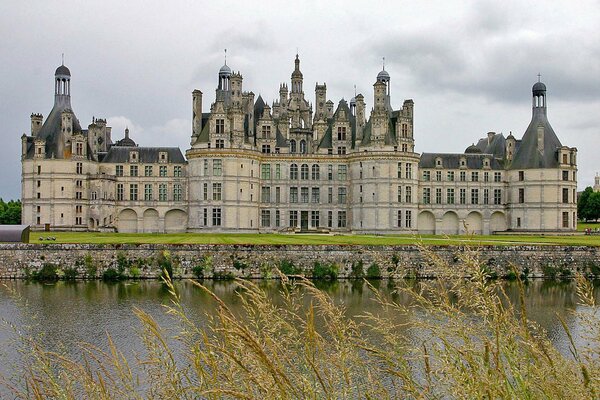 Landschaft der Burg von Chambord in der Nähe des Stausees