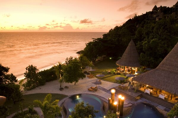 Bungalows sur fond de coucher de soleil