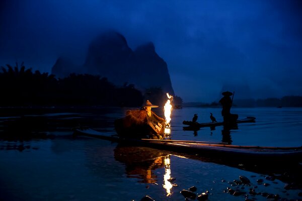Fuego a orillas del río chino