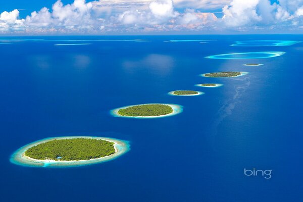 Das klare blaue Meer und die Inseln