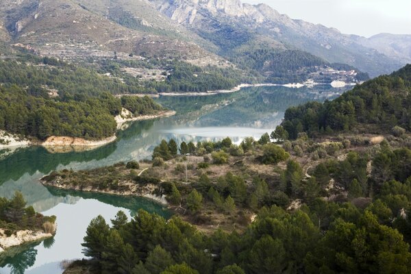 Guadales Fluss in Valencia Italien, schöne Aussicht auf die Berge und den Fluss