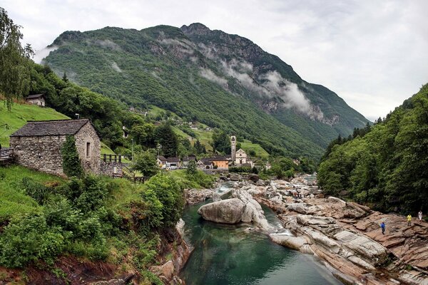 Maisons près de la rivière de montagne rocheuse