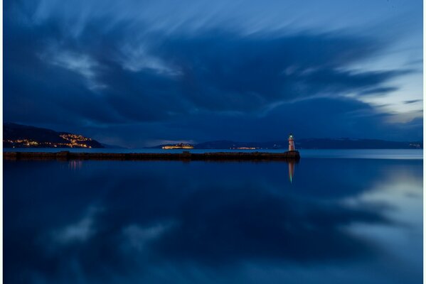 Reflejo de las nubes nocturnas en el río azul