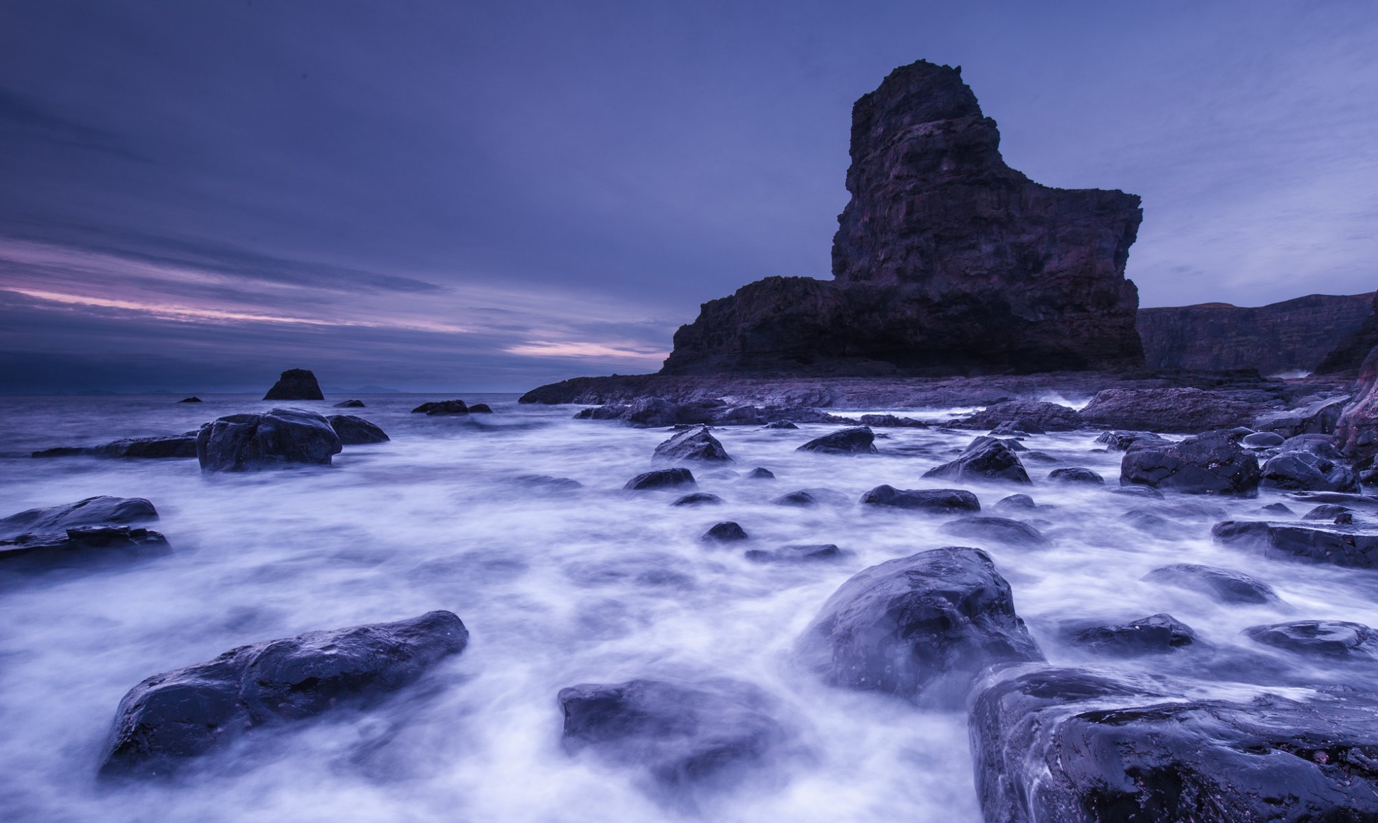 großbritannien schottland bucht ufer steine felsen abend lila lila himmel landschaft