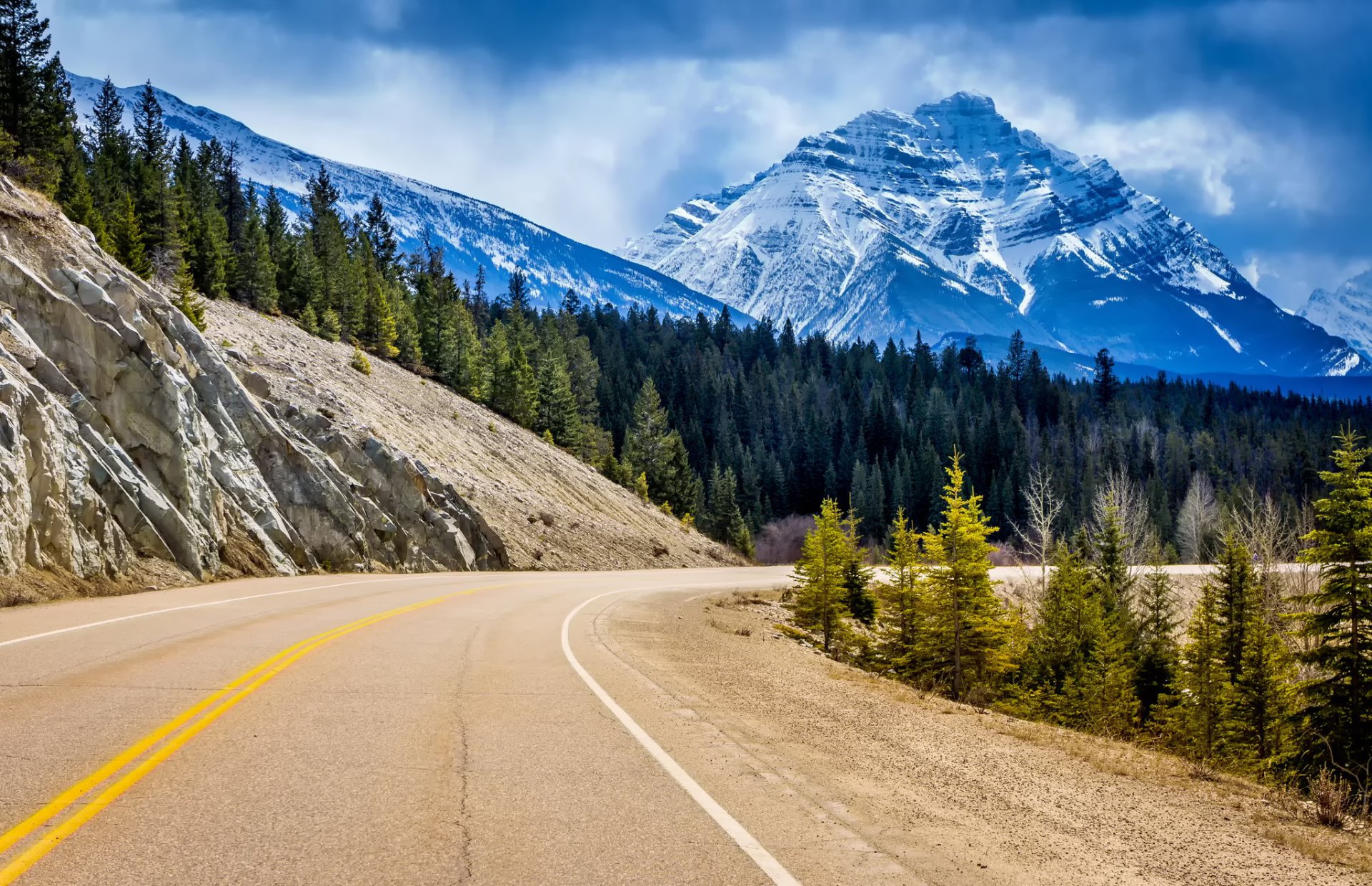 canada alberta parco nazionale di jasper montagne rocce foresta alberi abete rosso strada svolta paesaggio