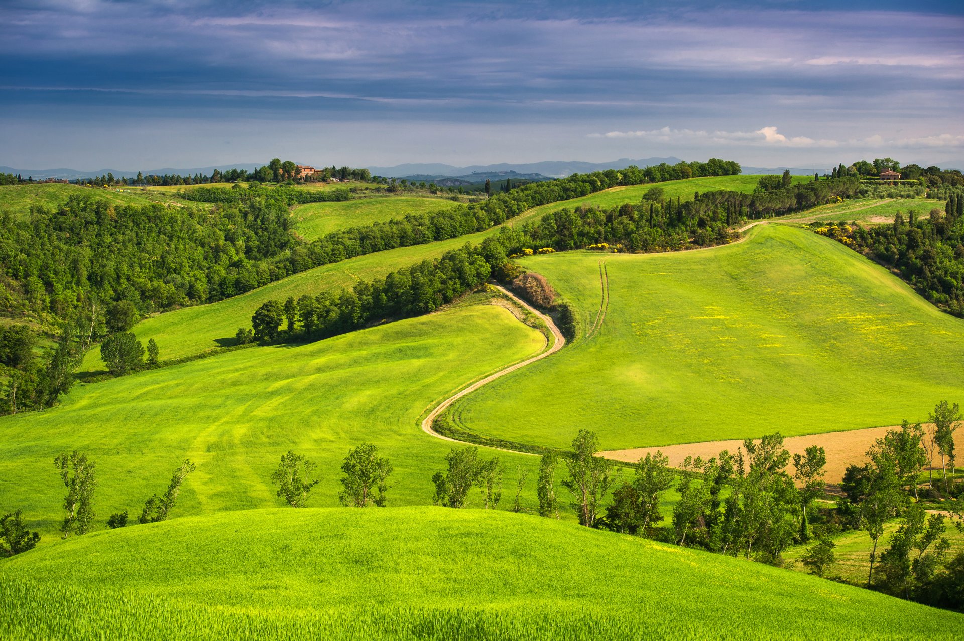 italie toscane ciel nuages champs maisons route collines montagnes horizon arbres forêt