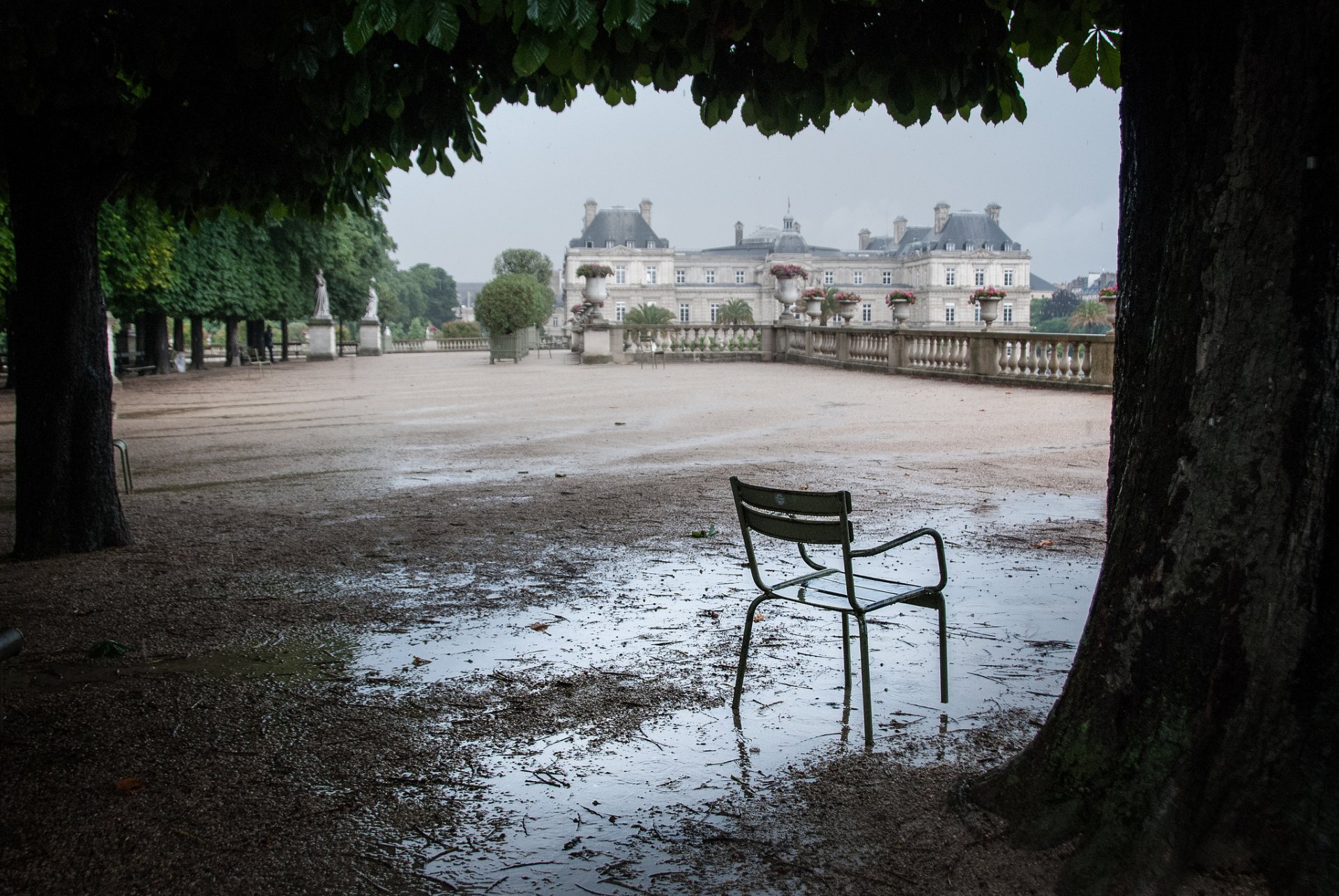 luxemburg terrasse bäume stuhl pfütze nach regen