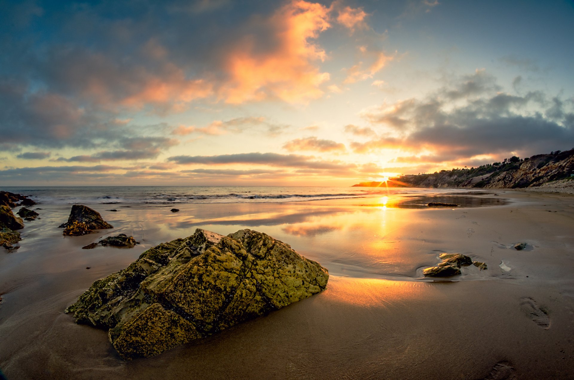 mer plage sable pierres coucher de soleil