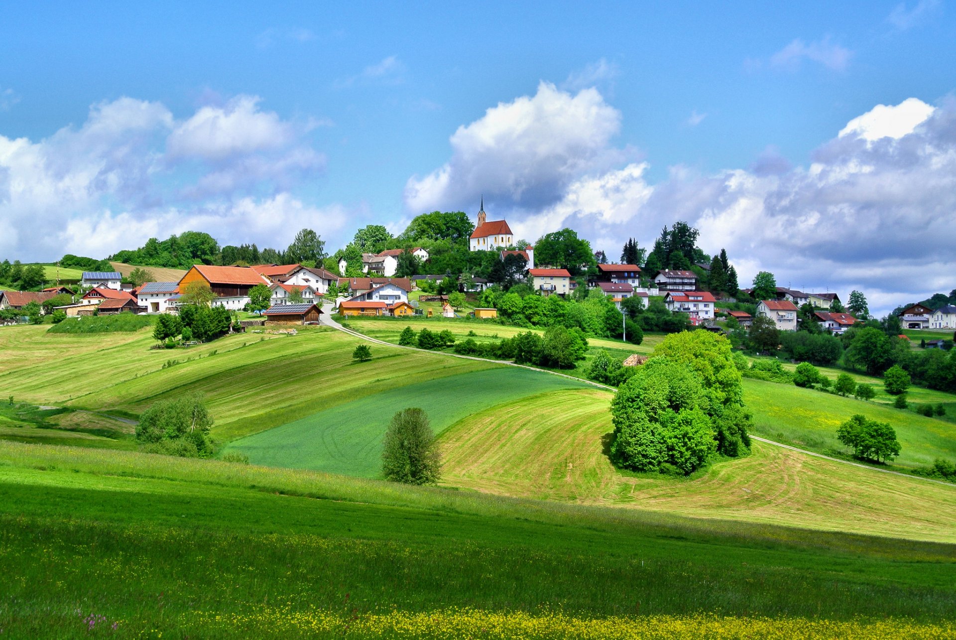 kirchberg deutschland himmel hügel gras bäume häuser stadt