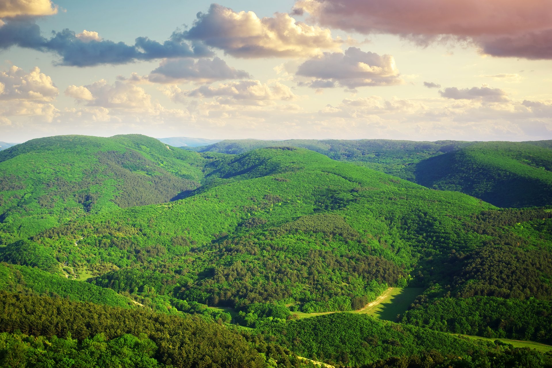 nature collines verdure arbres ciel nuages paysage